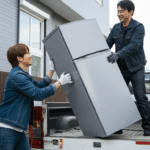 冷蔵庫をトラックに積み荷するところ