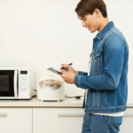 レンジの前に立つ男性