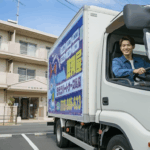 団地前に停まるトラック