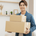 段ボールを持つ男性