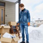 不用品回収しているスタッフ