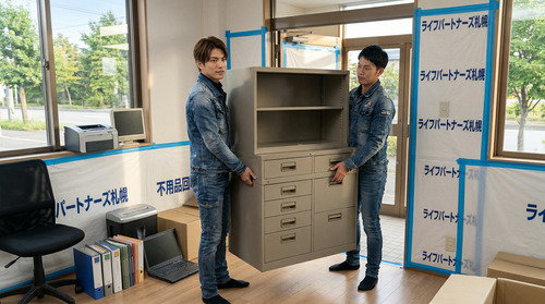 オフィス家具やOA機器を搬出する便利屋スタッフ